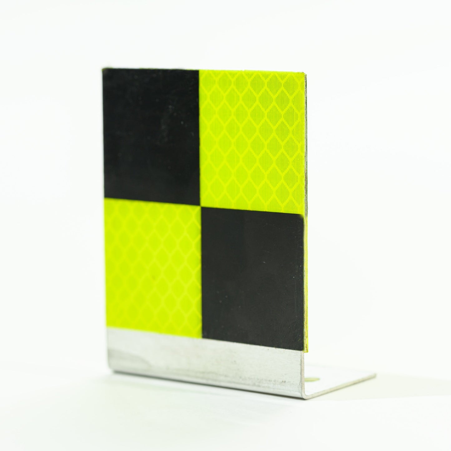 <transcy>Yellow and black double-sided reflective target</transcy>